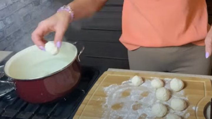 Jednoduché tvarohové knedlíky s jahodami