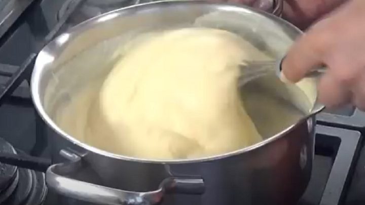 Nepečené jahodové kostky s vanilkovým krémem