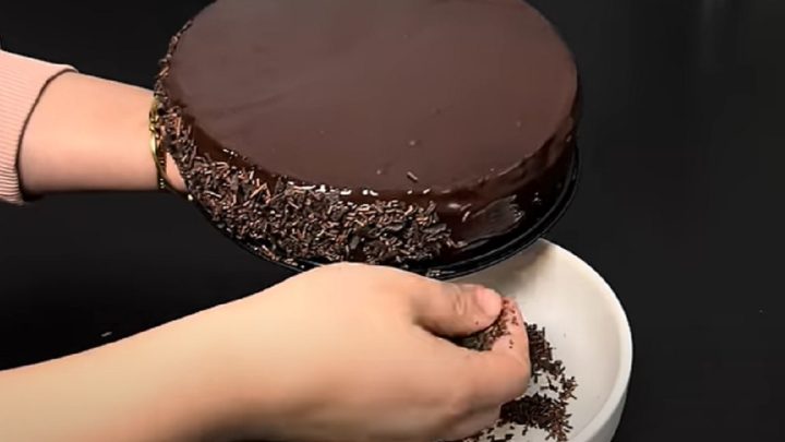 Nadýchaný čokoládový dort s jemnou polevou