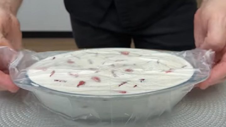 Smetanová zmrzlina s jahodami