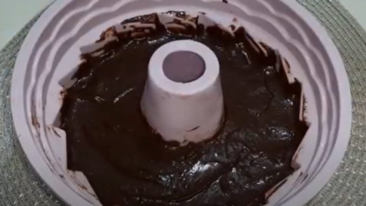 Vláčná kakaová bábovka s čokoládou