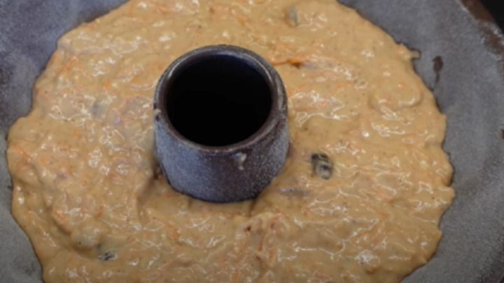 Vláčná mrkvová bábovka s ořechy