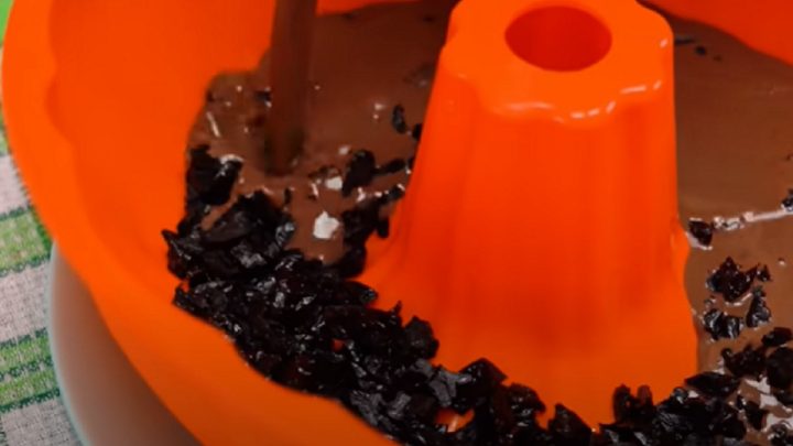 Rychlá nepečená bábovka se švestkami