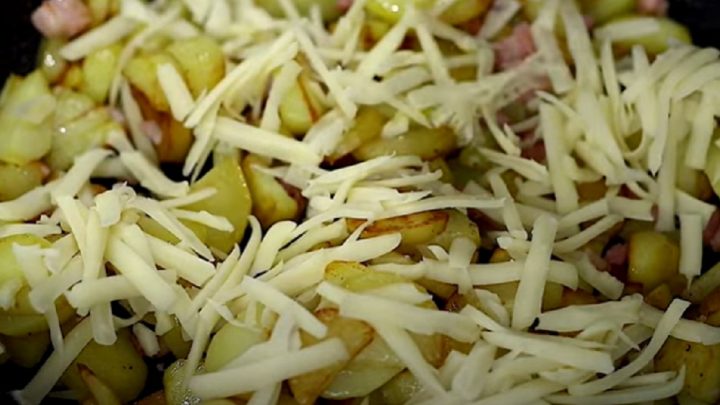 Brambory se slaninou, sýrem a petrželkou