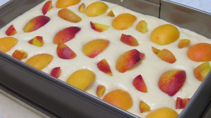 Broskvová buchta s kefírem a čokoládou