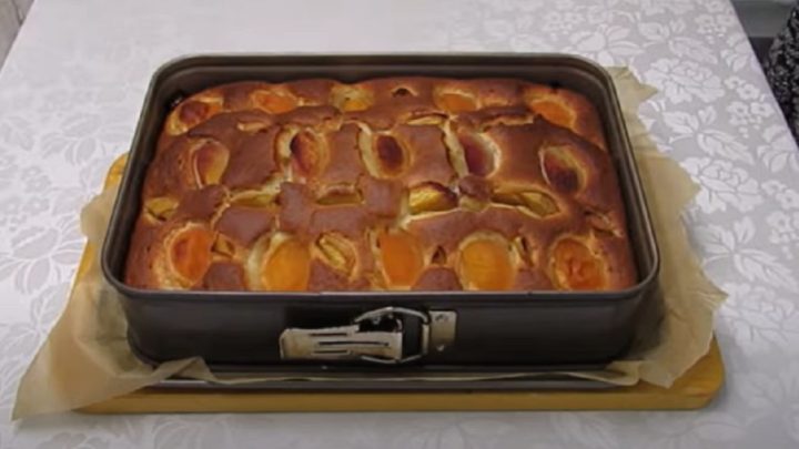 Broskvová buchta s kefírem a čokoládou