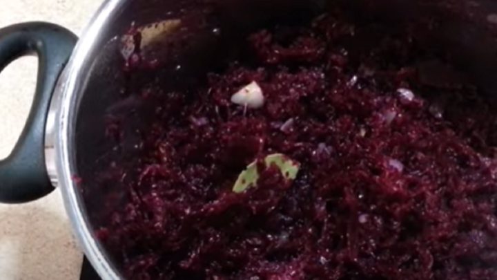 Řízek s červeným zelím a brambory