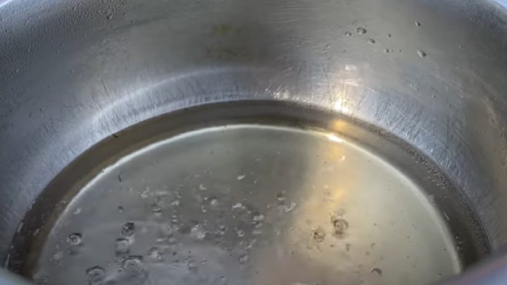 Zavařené meruňky ve sladkokyselém nálevu