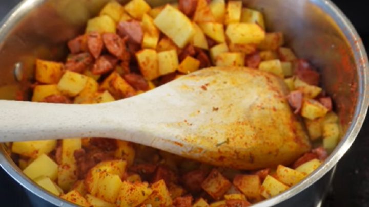 Rychlý buřtguláš z brambor a jemných párků