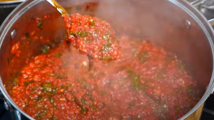Rajčatová omáčka na zimu s bylinkami