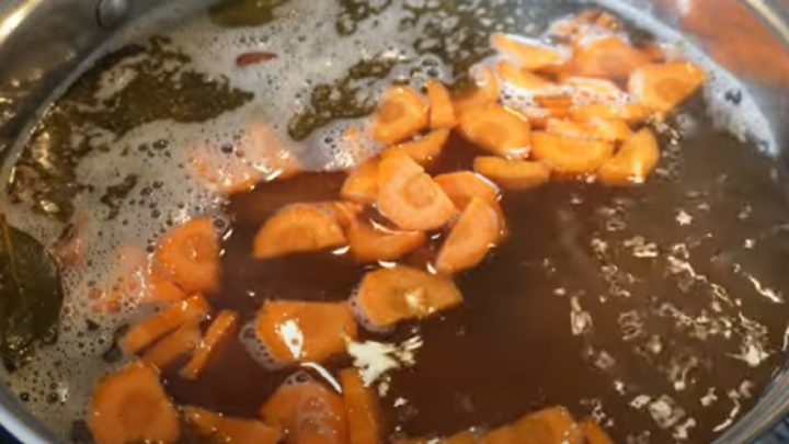 Uzená polévka s kroupami a zeleninou