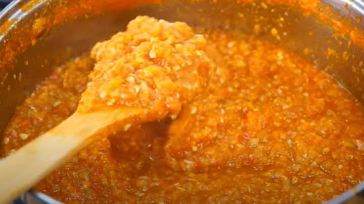 Cuketová adžika s mrkví a rajčaty