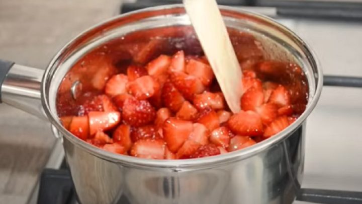 Buchty s jahodovou náplní a drobenkou