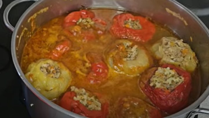 Papriky plněné masem, zeleninou a rýží