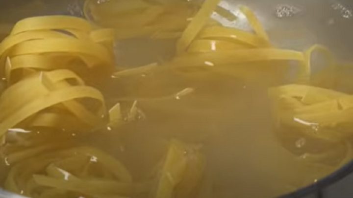 Těstoviny s jednoduchou sýrovou omáčkou