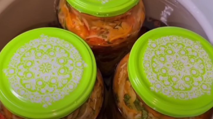 Míchaný salát do sklenic s bylinkami