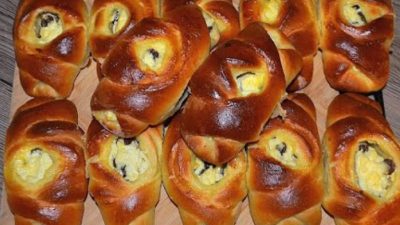 Šátečky s tvarohovou náplní a rozinkami