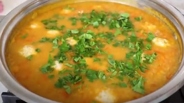 Hustá polévka z červené čočky s knedlíčky