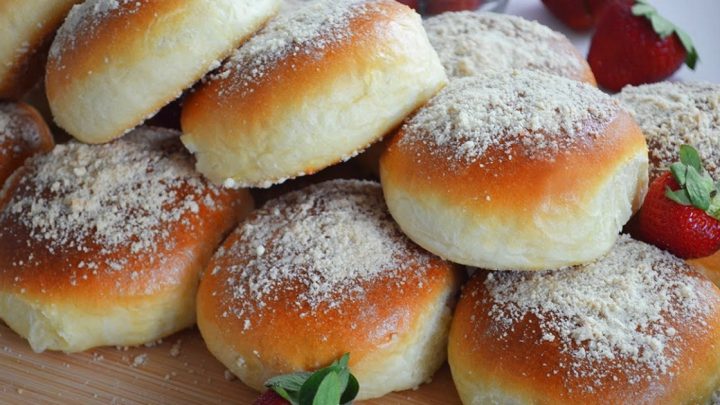 Buchty s jahodovou náplní a drobenkou