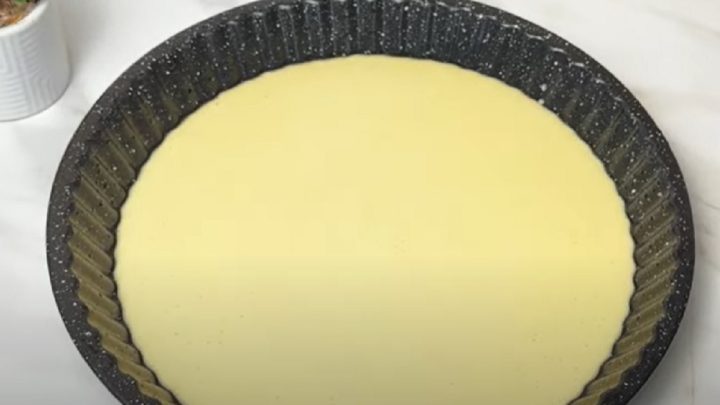 Rychlý koláč s tvarohem a sušenou cibulkou