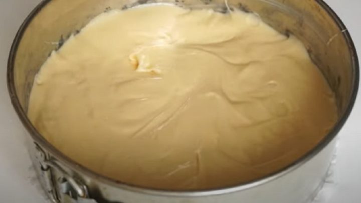 Rychlý broskvový koláč se smetanou