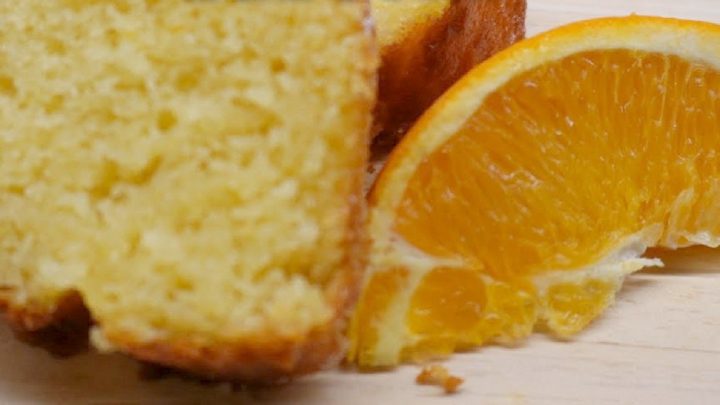 Vláčná pomerančová bábovka s kokosem Vláčná pomerančová bábovka s kokosem