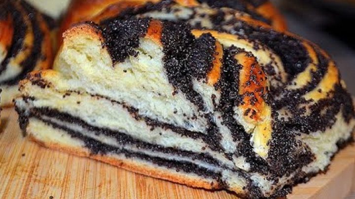 Makový motanec z kynutého těsta