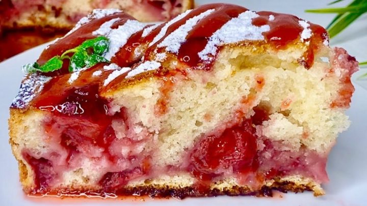 Rychlý koláč s jahodami a kefírem