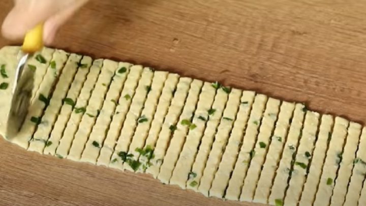 Tyčinky s jarní cibulkou a sezamem