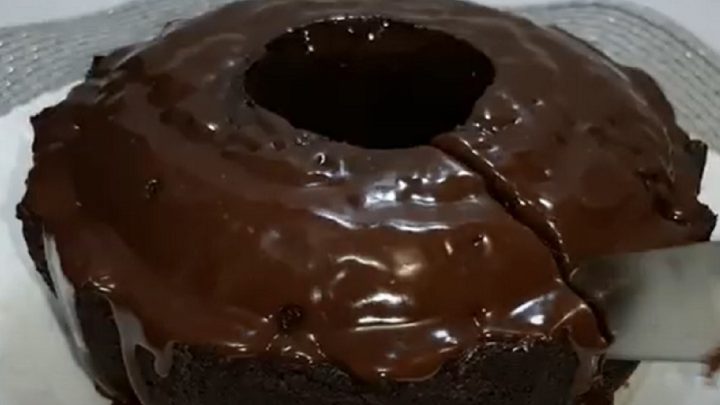 Vláčná kakaová bábovka s čokoládou