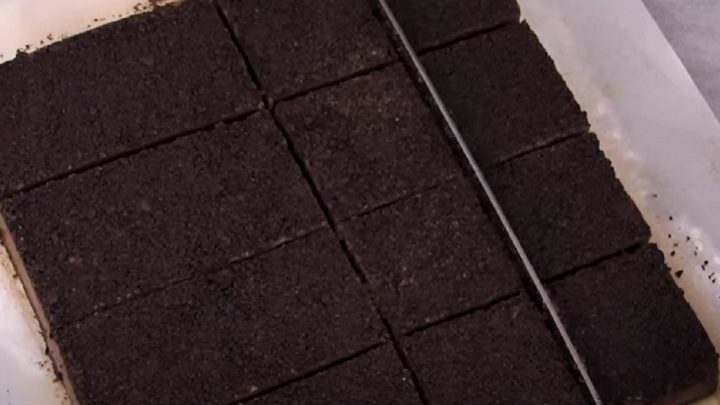 Nepečené řezy s čokoládou a karamelem