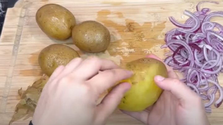 Bramborový salát s tuňákem a olivami