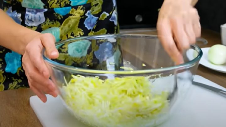 Zdravá cuketová pizza s klobásou