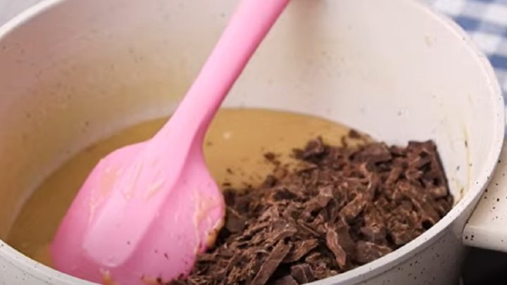 Nepečené řezy s čokoládou a karamelem