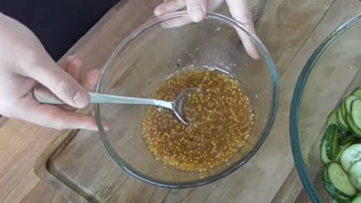 Rychlý okurkový salát s hořčicí