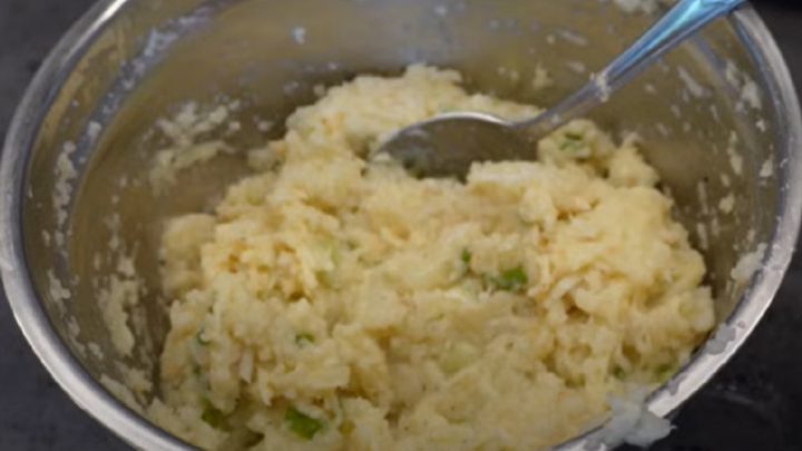 Smažené květákové placičky s jarní cibulkou