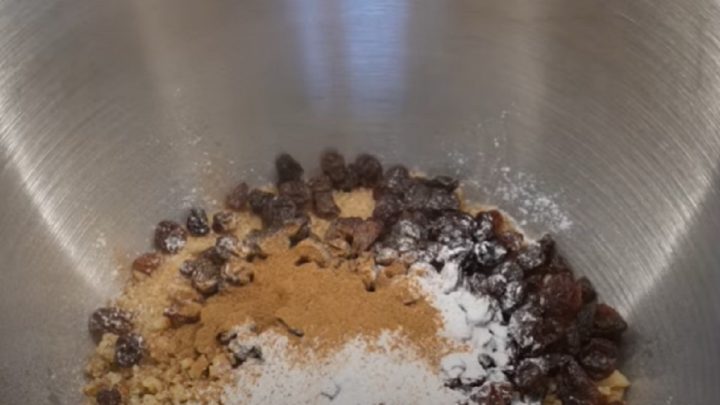 Vláčná mrkvová bábovka s ořechy