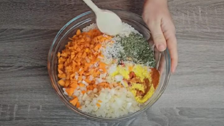 Papriky plněné masem, zeleninou a rýží