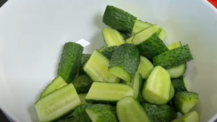 Zeleninový salát s česnekem a bylinkami