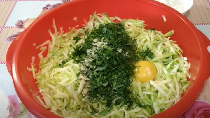 Cuketová pizza na plech s rajčaty a sýrem