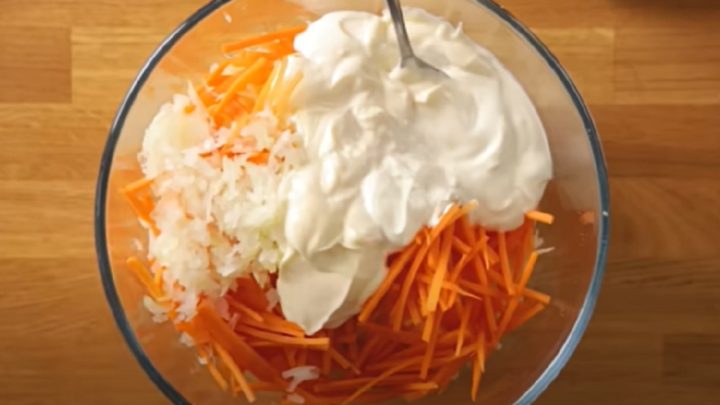 Domácí Coleslaw se zakysanou smetanou
