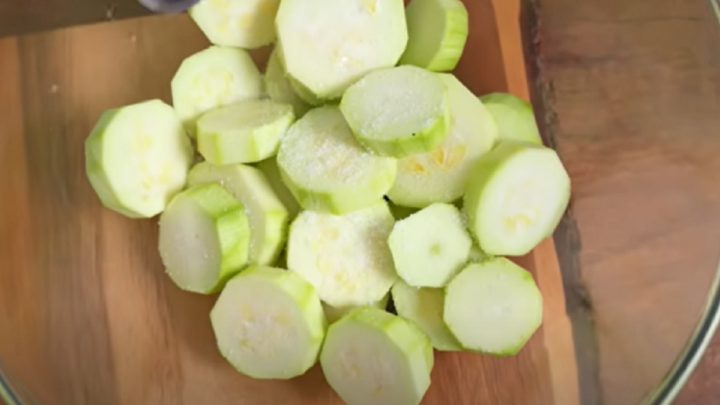 Pečená cuketová kolečka se sýrem