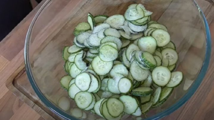 Rychlý okurkový salát s hořčicí