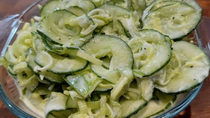 Okurkový salát s pórkem a česnekem