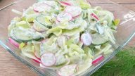 Okurkový salát s ředkvičkami a smetanou