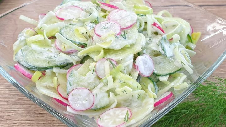 Okurkový salát s ředkvičkami a smetanou