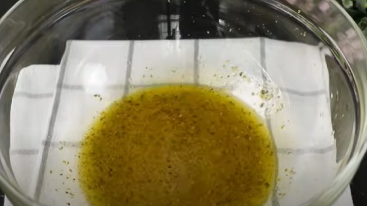 Salát s quinoou, fetou a olivami