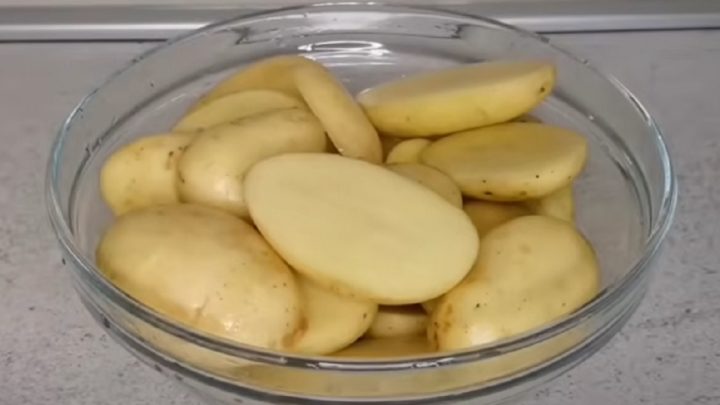 Brambory z trouby s paprikou a česnekem