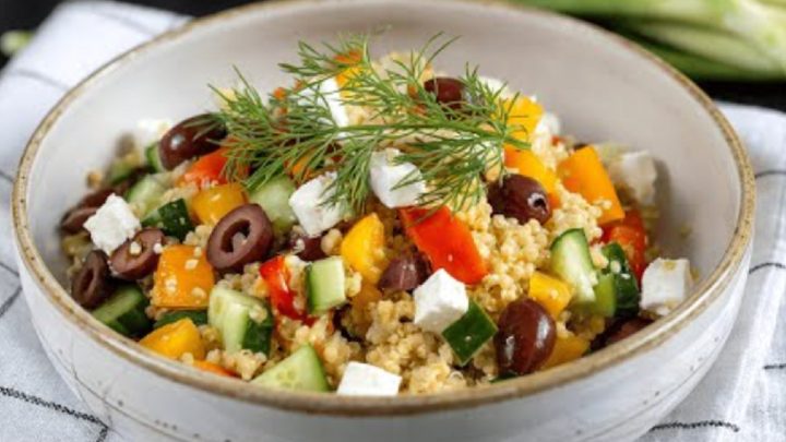 Salát s quinoou, fetou a olivami Salát s quinoou, fetou a olivami