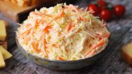 Domácí Coleslaw se zakysanou smetanou